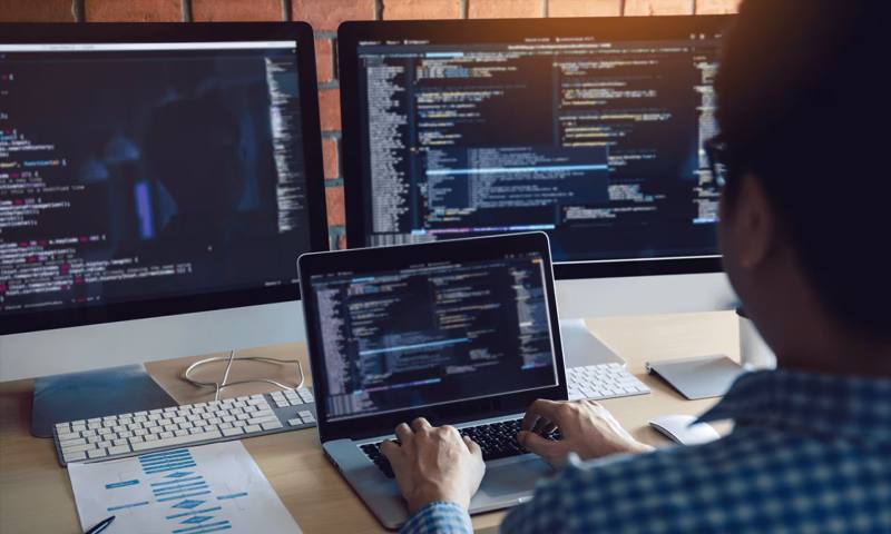 数据科学选型:R与Python如何赋能天山区网站建设?